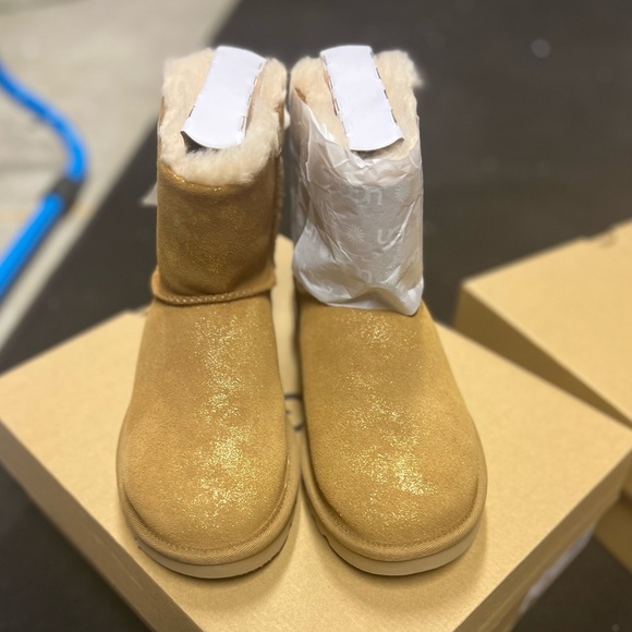 New tan sparkle Uggs with white bow - Picture 2 of 3